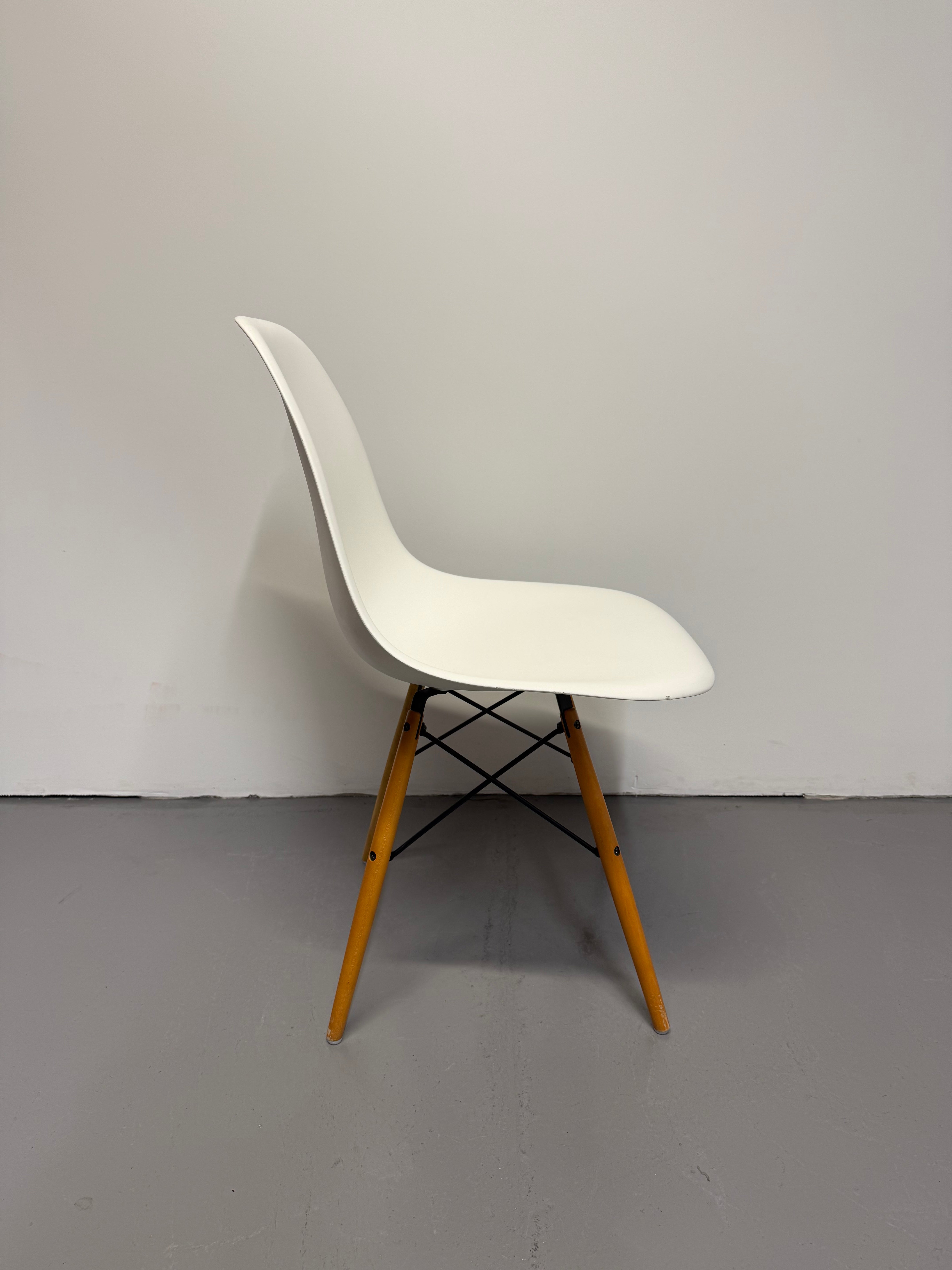 Eames Molded Plastic Side Chair by Herman Miller – White / Wood Dowel Base