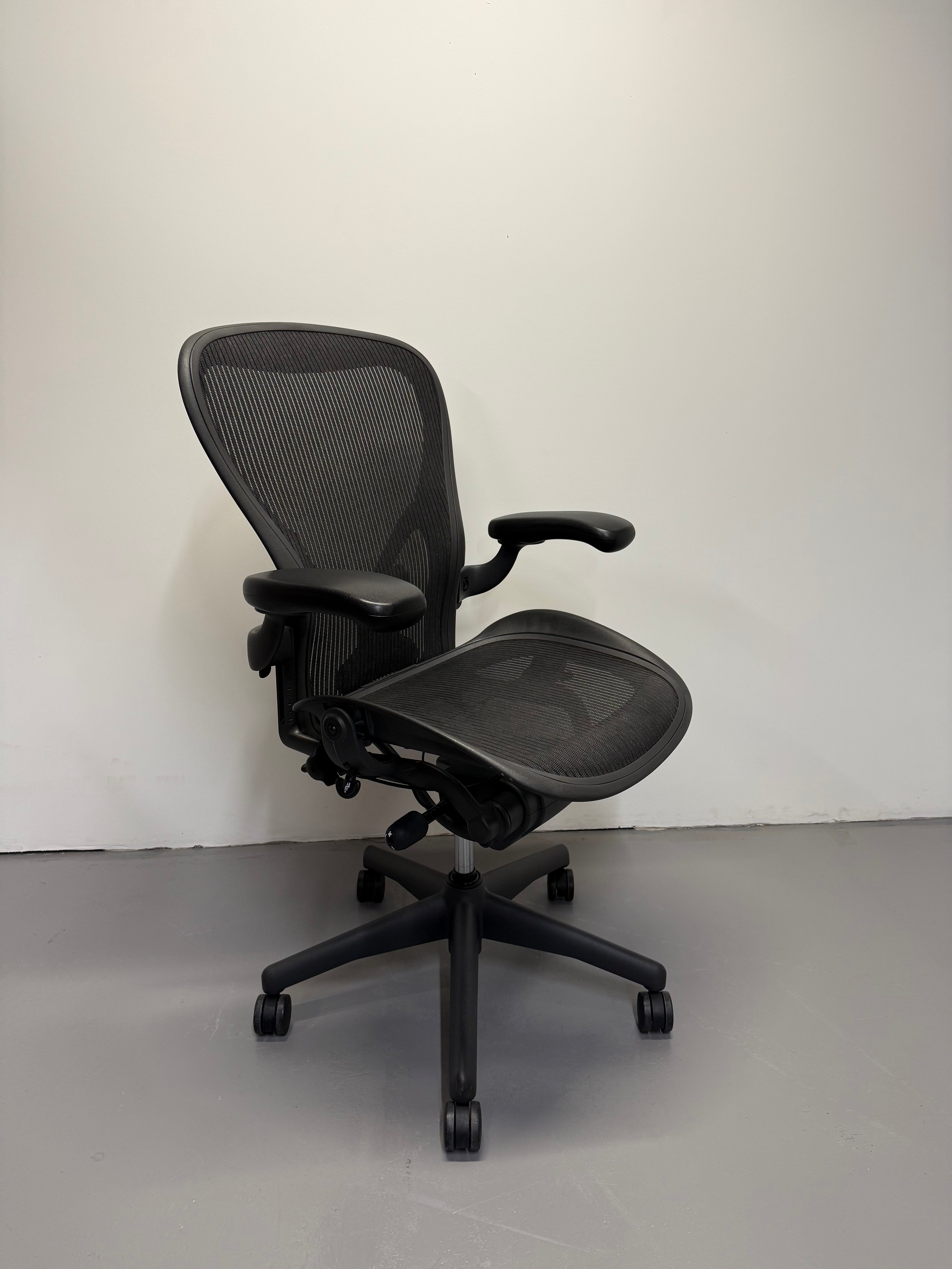 Herman miller Aeron with Armrest - Graphite (Size C)