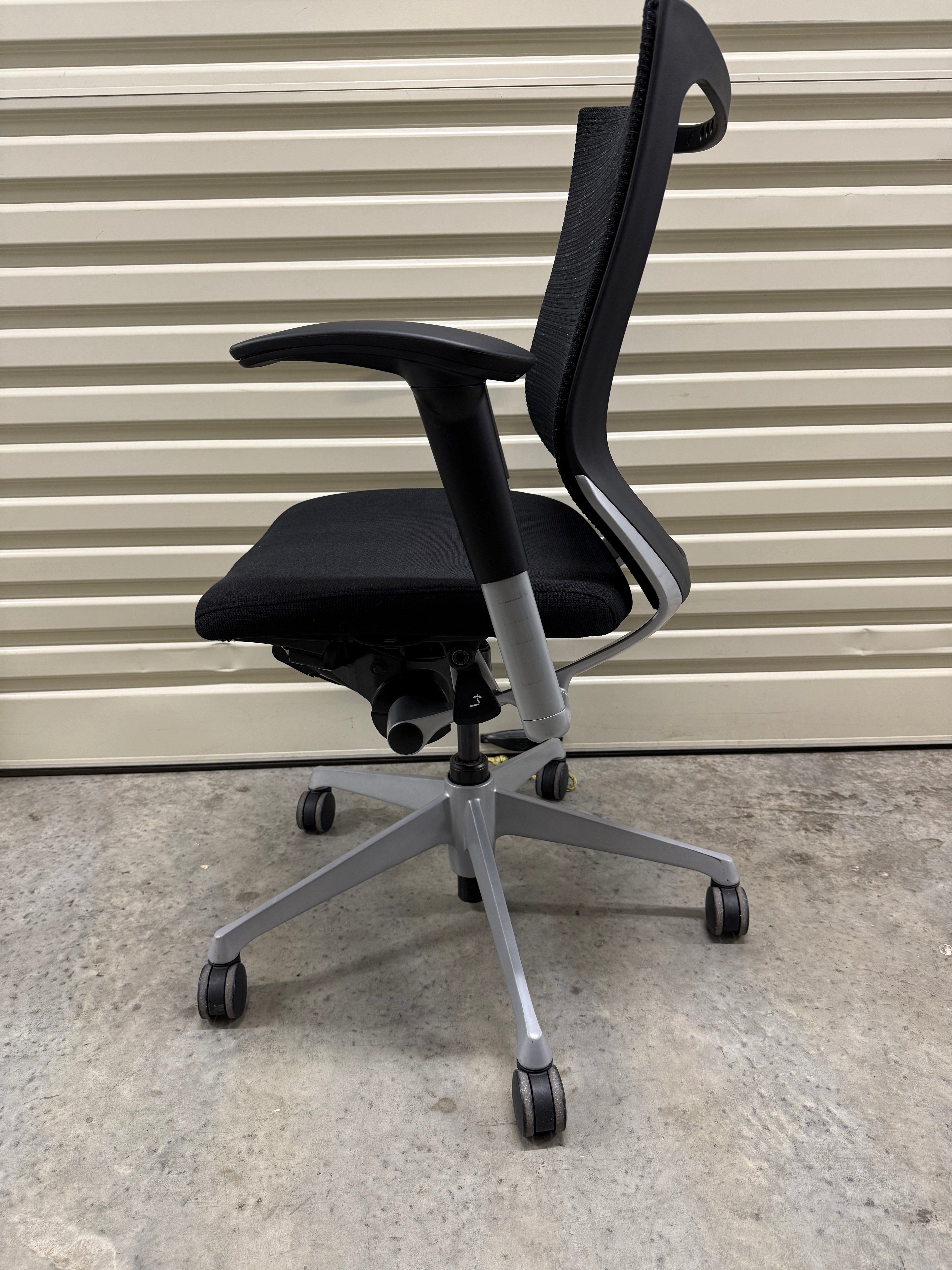 Okamura Baron Mesh Office Chair – Ergonomic & Adjustable
