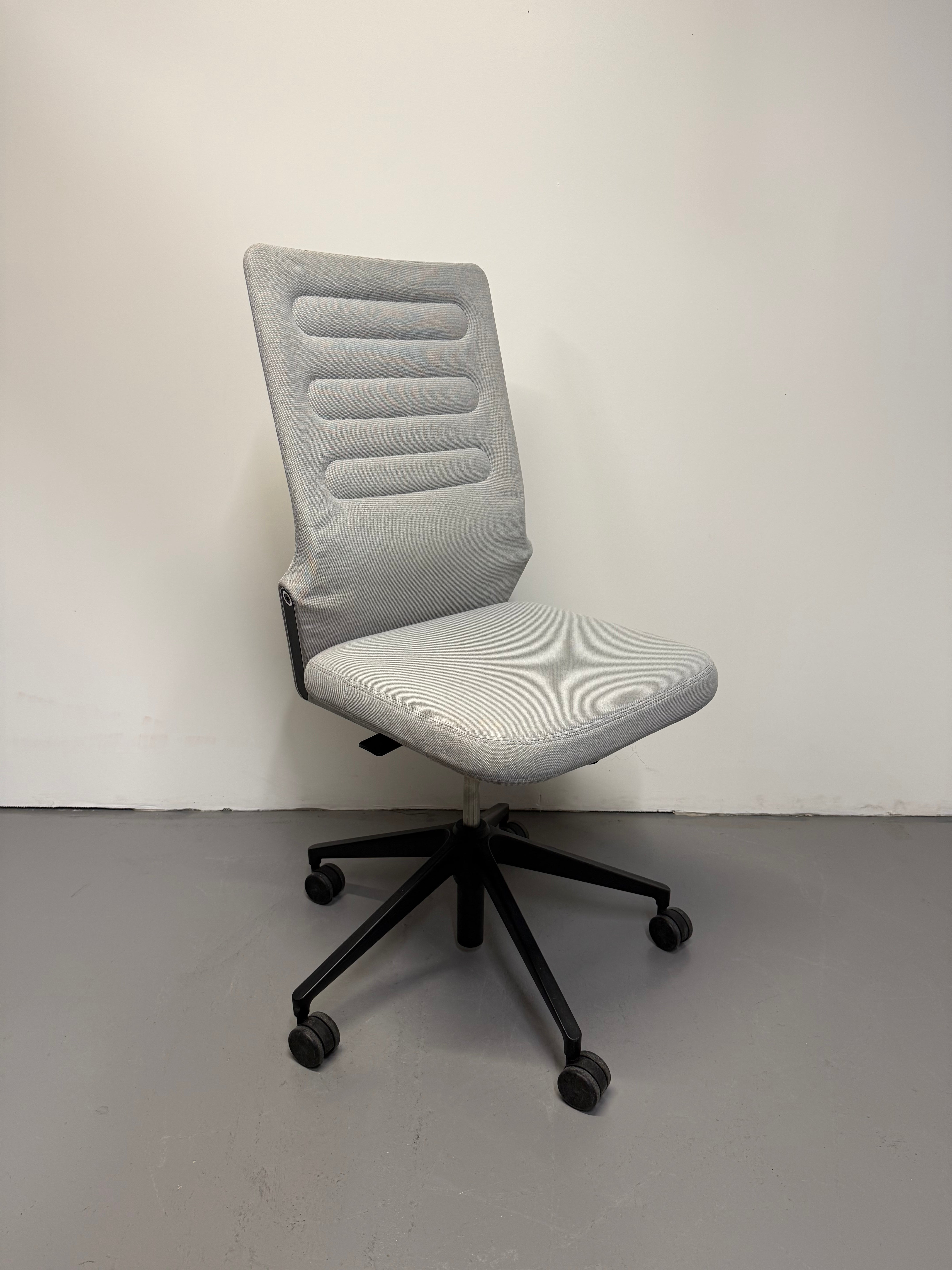 Vitra AC 4 Office Chair by Antonio Citterio – Light Grey