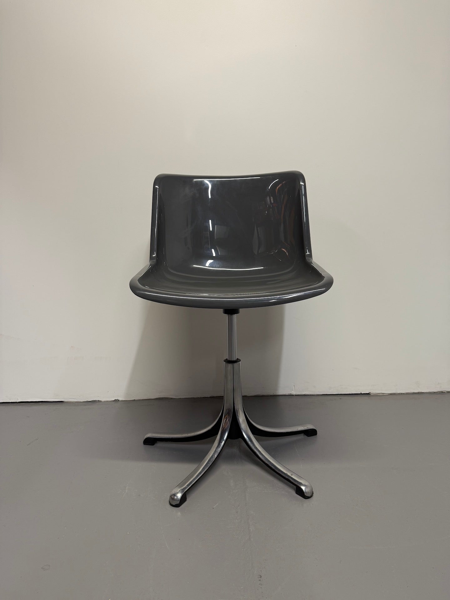 Vintage “Modus” Swivel Chair by Osvaldo Borsani for Tecno – Charcoal Grey Shell with Polished Aluminium Base