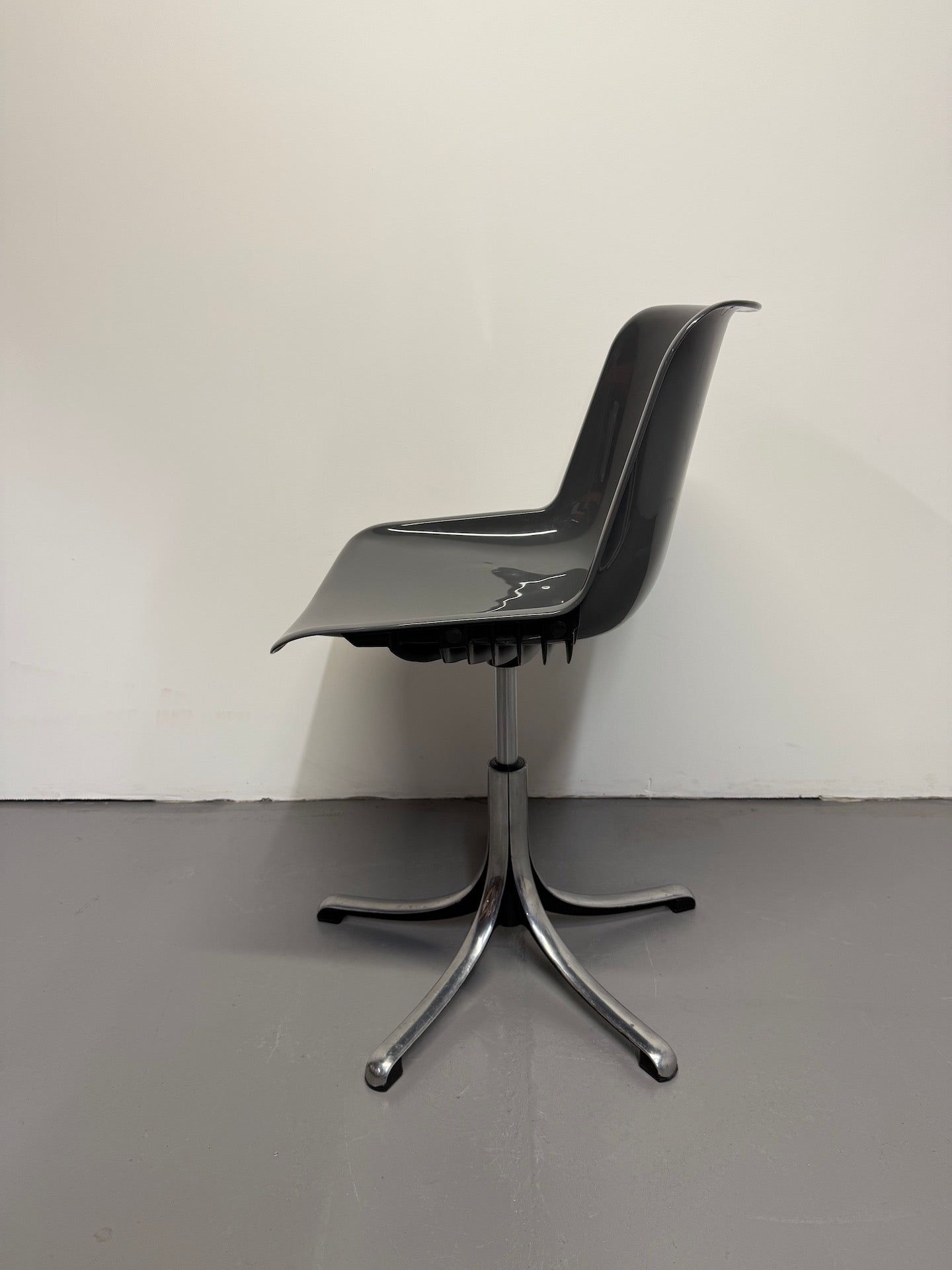 Vintage “Modus” Swivel Chair by Osvaldo Borsani for Tecno – Charcoal Grey Shell with Polished Aluminium Base
