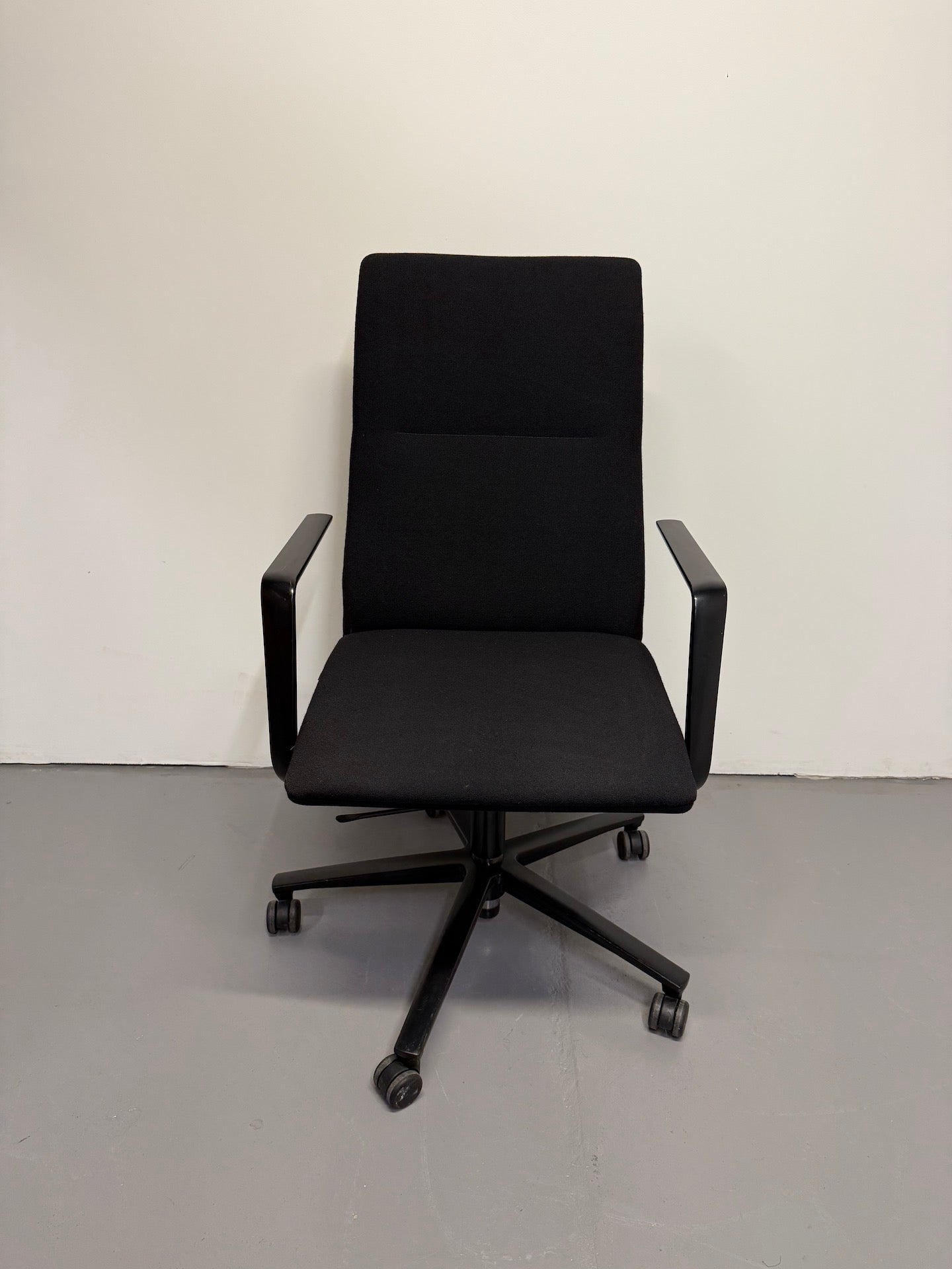 Wilkhahn FS 204/7 Medium Back Swivel Chair – Black Fabric with Fixed Arms
