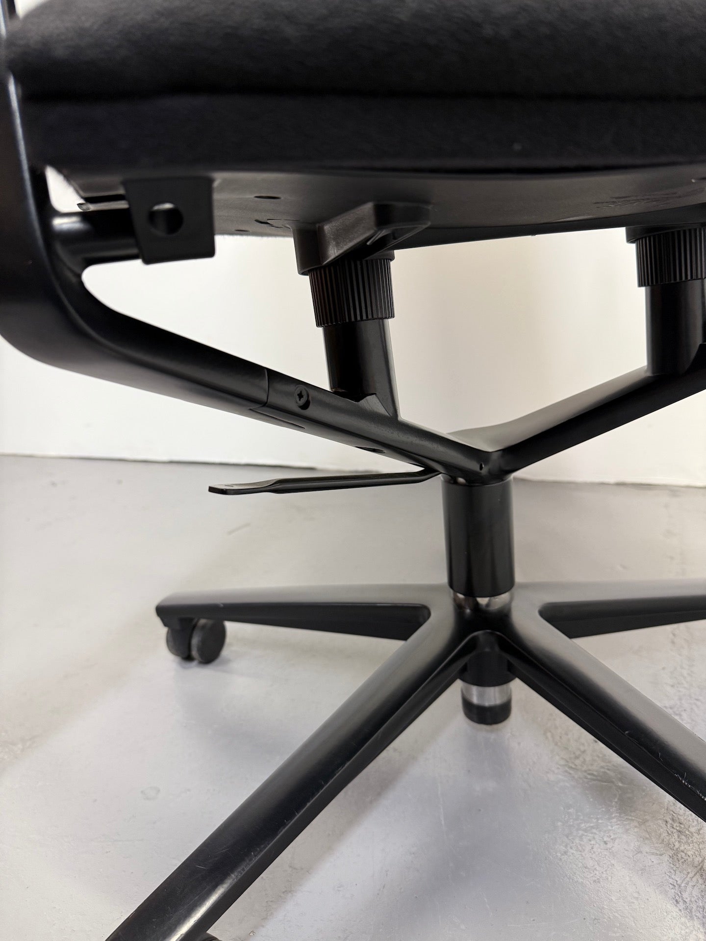 Wilkhahn FS 204/7 Medium Back Swivel Chair – Black Fabric with Fixed Arms