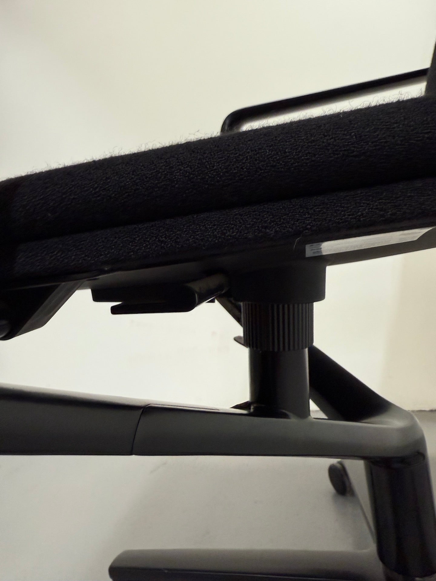 Wilkhahn FS 204/7 Medium Back Swivel Chair – Black Fabric with Fixed Arms