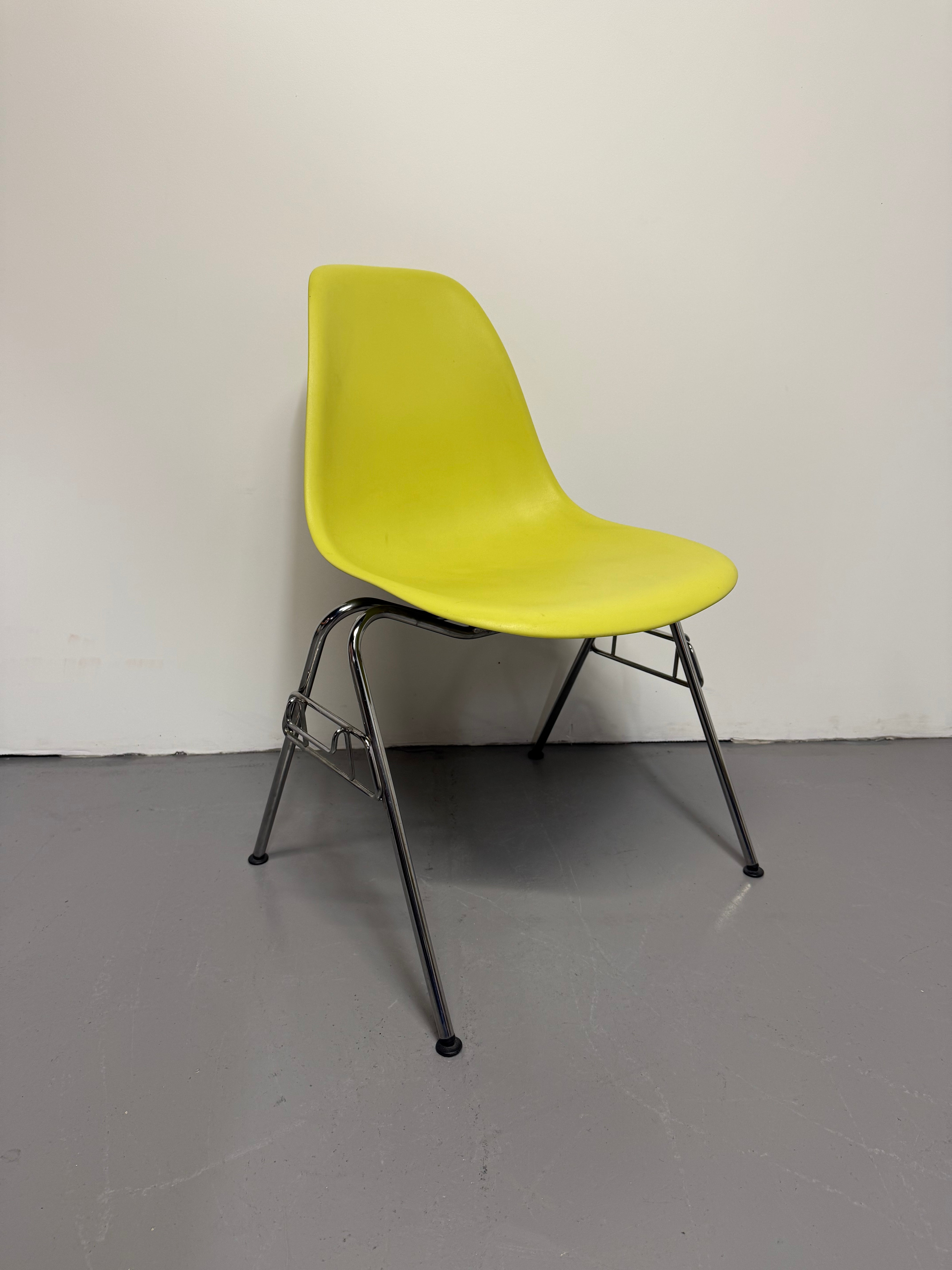 Herman Miller Eames DSS (Molded Plastic Side Chair) – Lime Green, Stacking Base