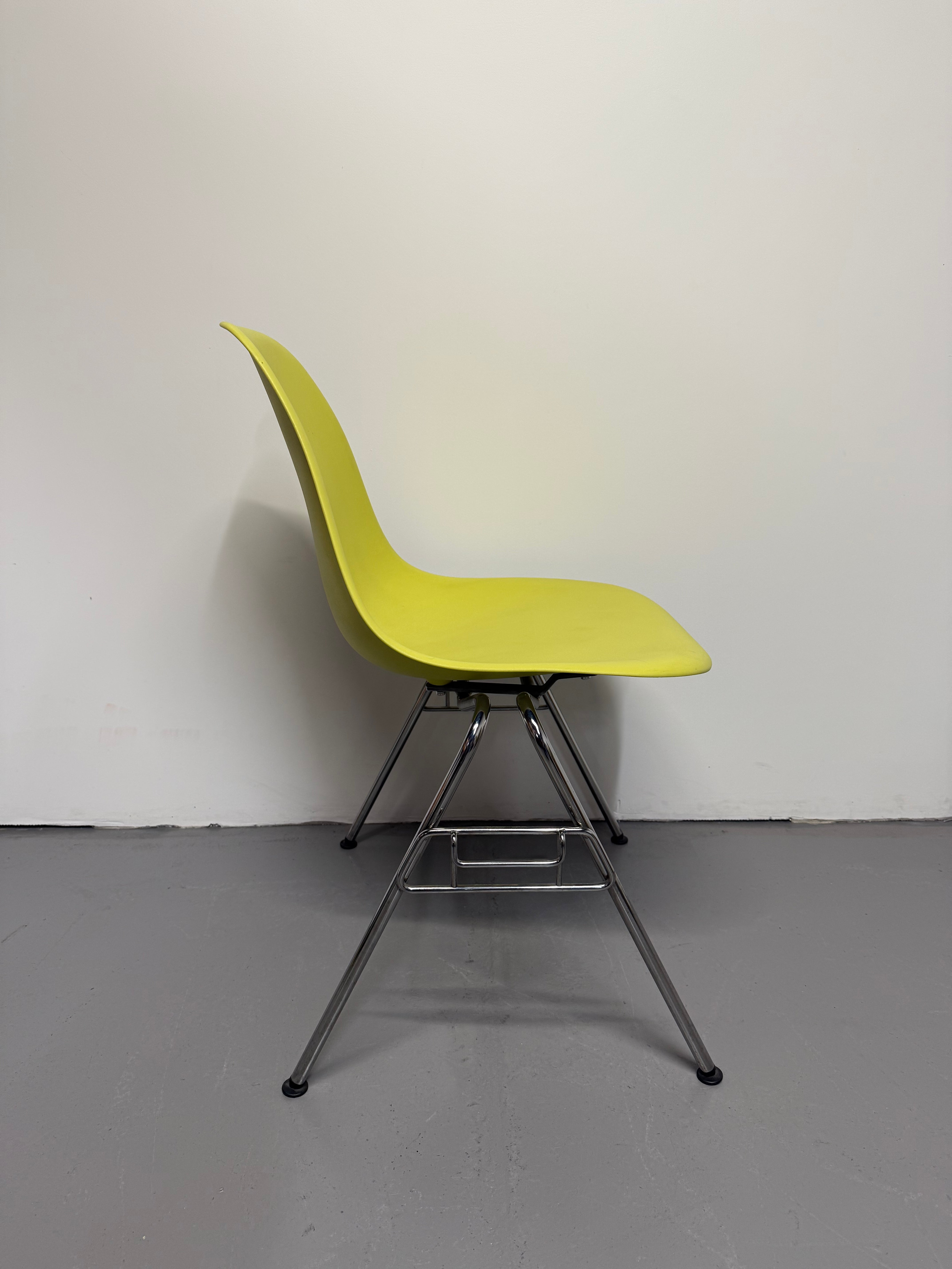 Herman Miller Eames DSS (Molded Plastic Side Chair) – Lime Green, Stacking Base