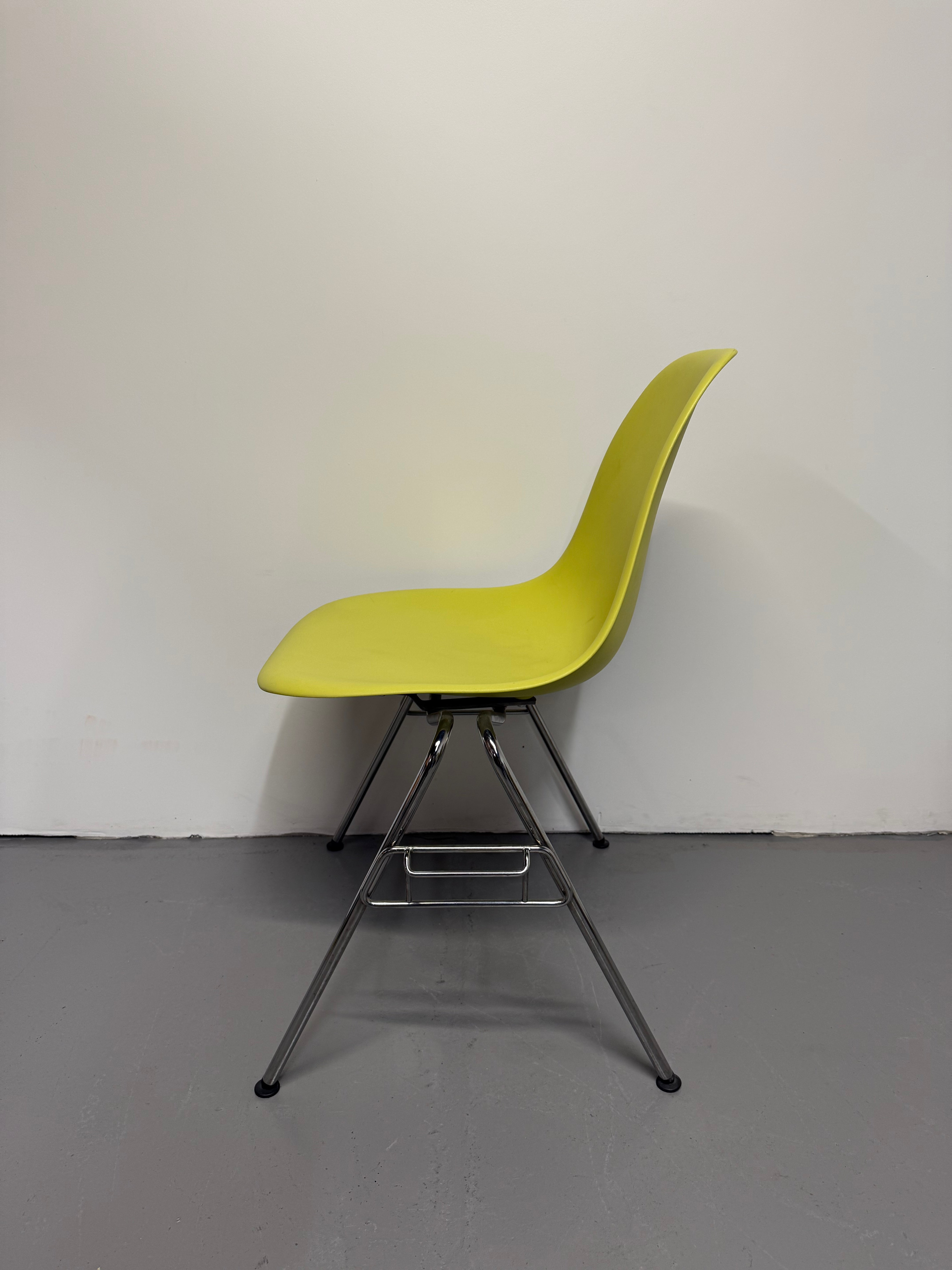 Herman Miller Eames DSS (Molded Plastic Side Chair) – Lime Green, Stacking Base