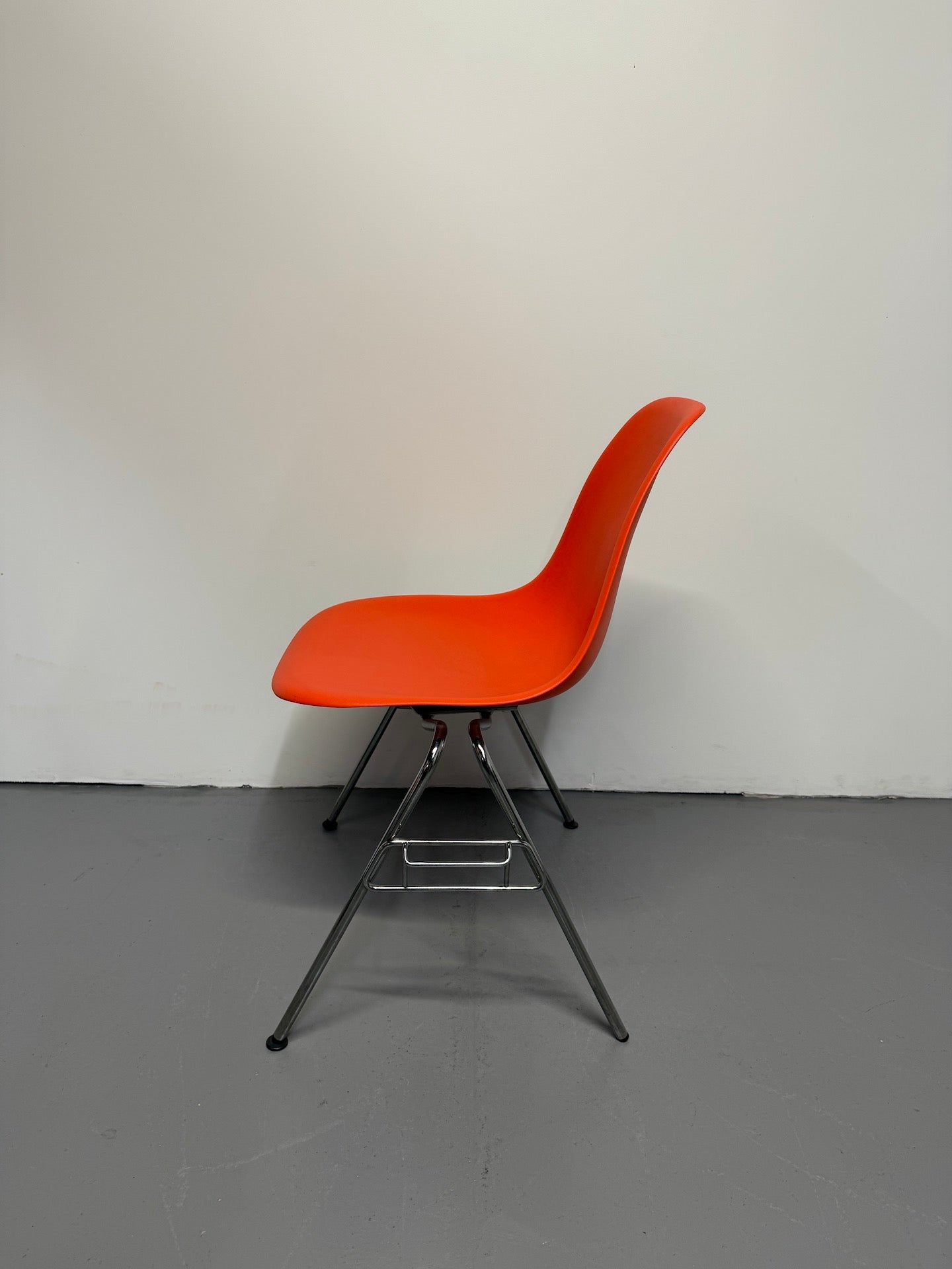 Herman Miller Eames DSS (Molded Plastic Side Chair) – Red, Stacking Base