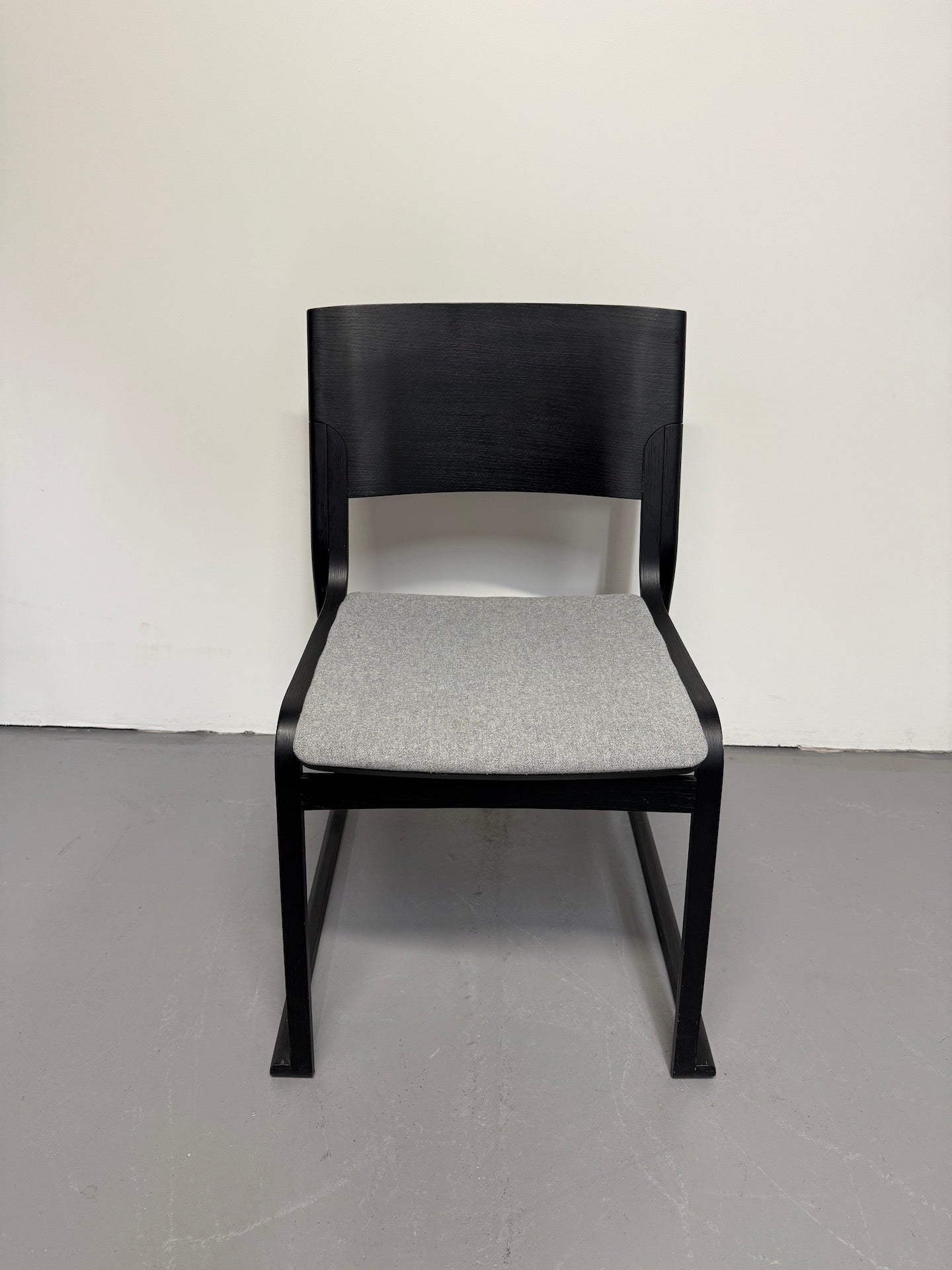 Chorus Theo Dining Chair by Simon Pengelly – Black Frame with Grey Upholstered Seat