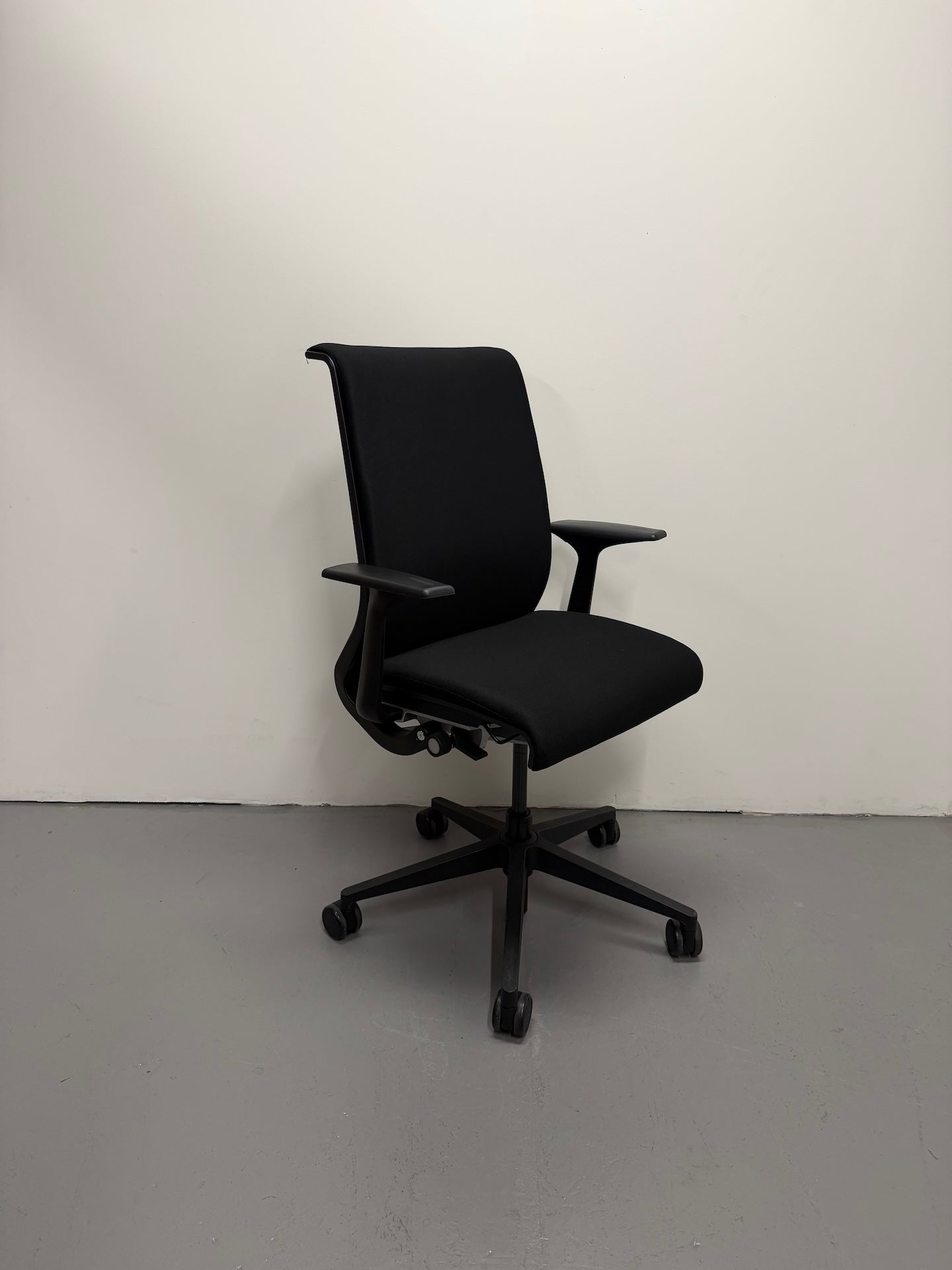 Steelcase Think Boardroom / Meeting Chair – Fixed Arms | Black